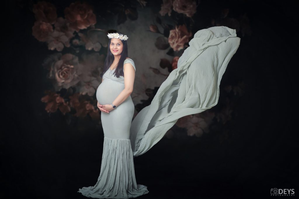 How can I look Thinner in Maternity Pictures